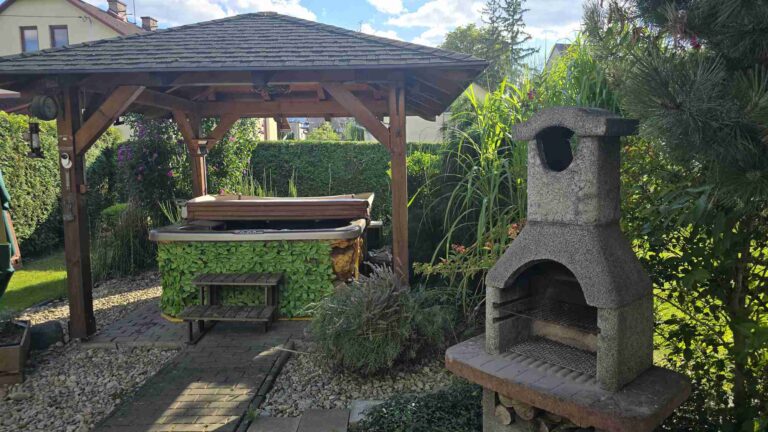 Apartmán Třinec – zahradní krb a altán s vířivkou