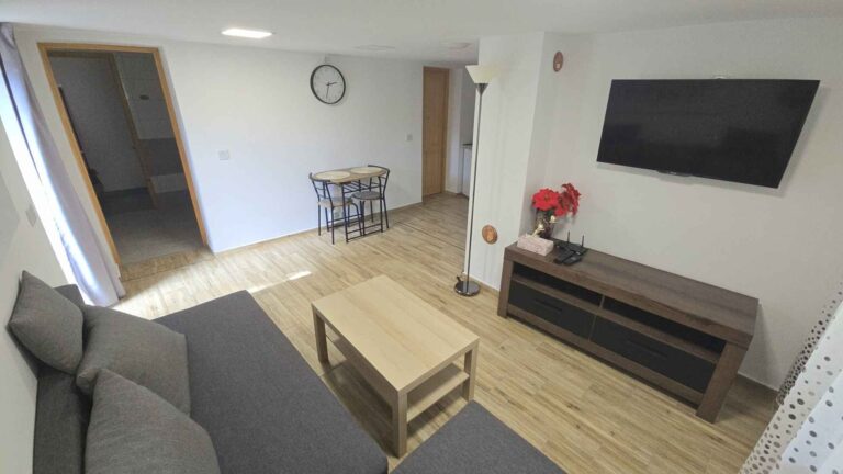 Apartmán Třinec – obývací pokoj s TV a jídelním koutem