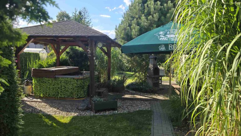 Apartmán Třinec – zahrada s venkovní vířivkou
