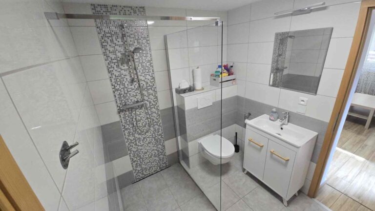 Apartmán Třinec – koupelna se sprchou, pračkou a sušičkou